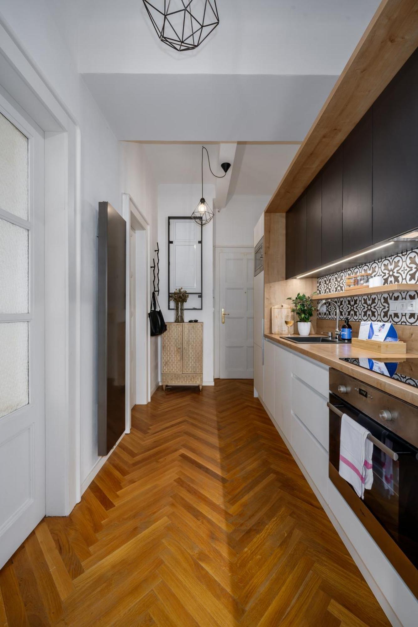 Days - 1bdr - Workspace - Near Castle Apartment