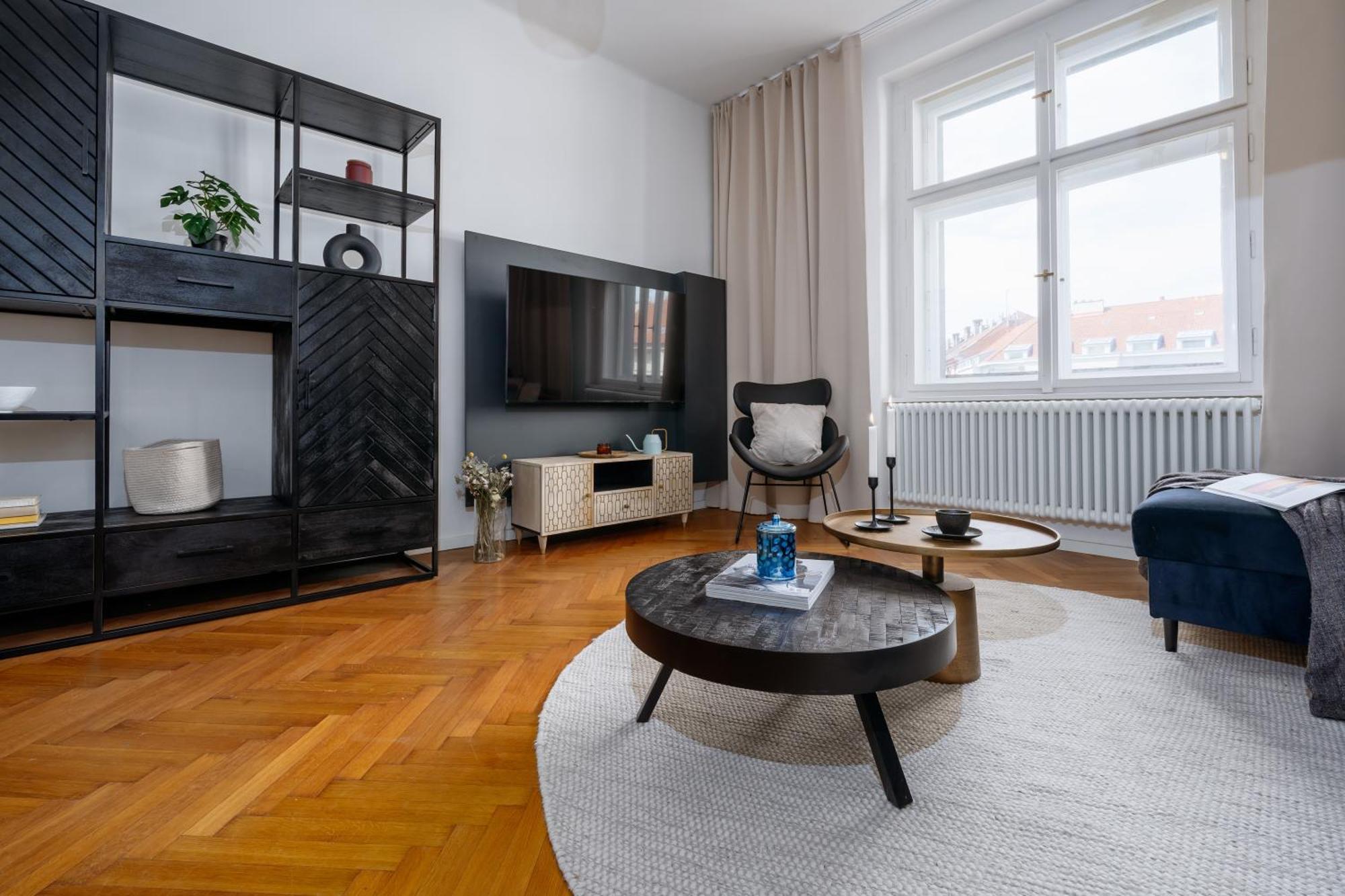 Days - 1bdr - Workspace - Near Castle