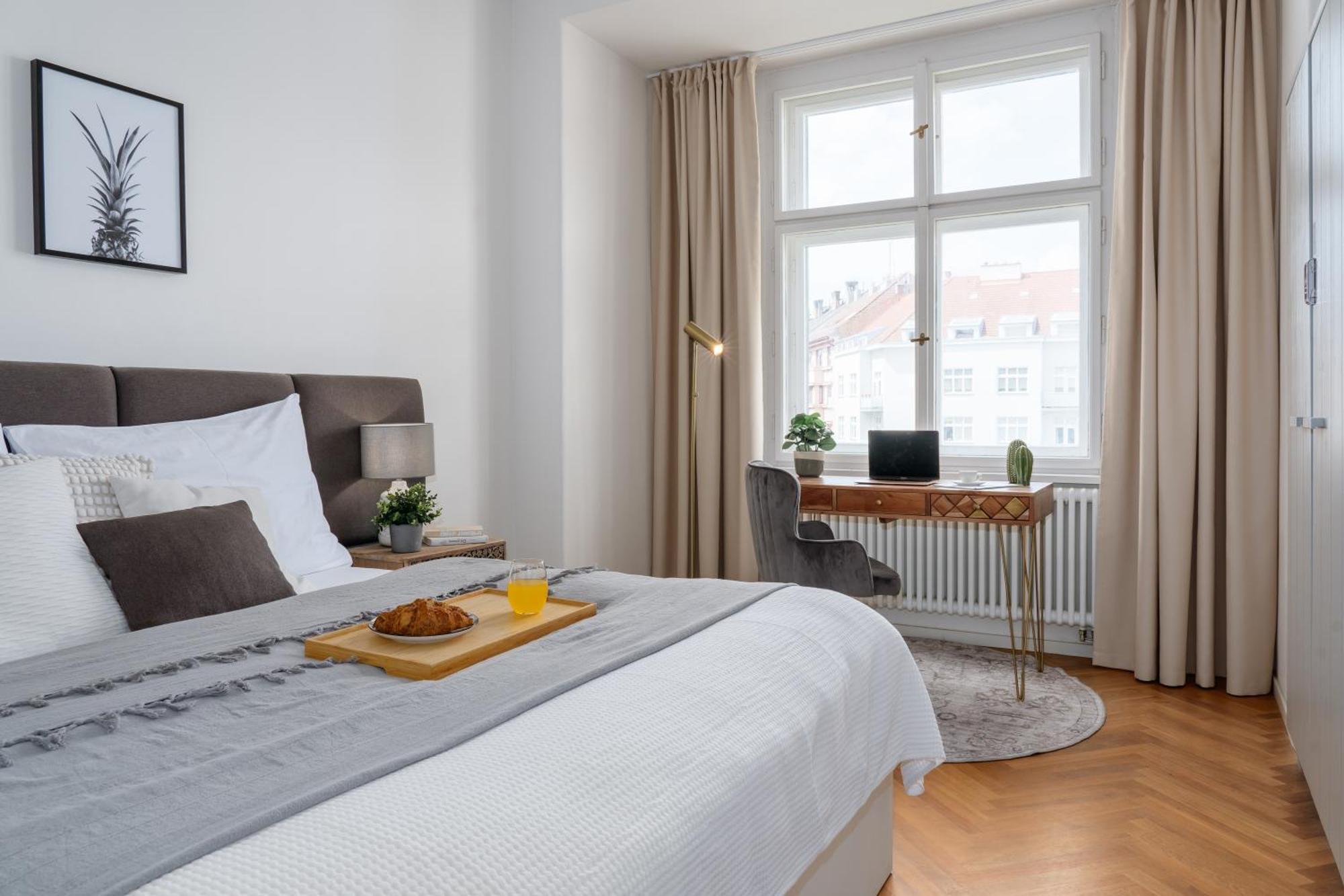 Days - 1bdr - Workspace - Near Castle *