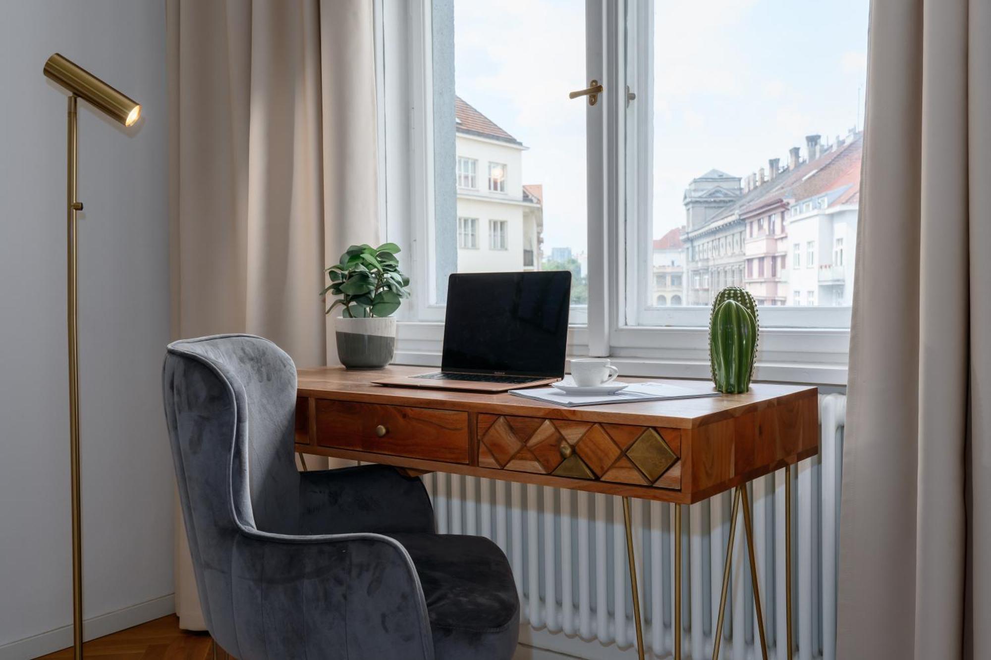 Days - 1bdr - Workspace - Near Castle