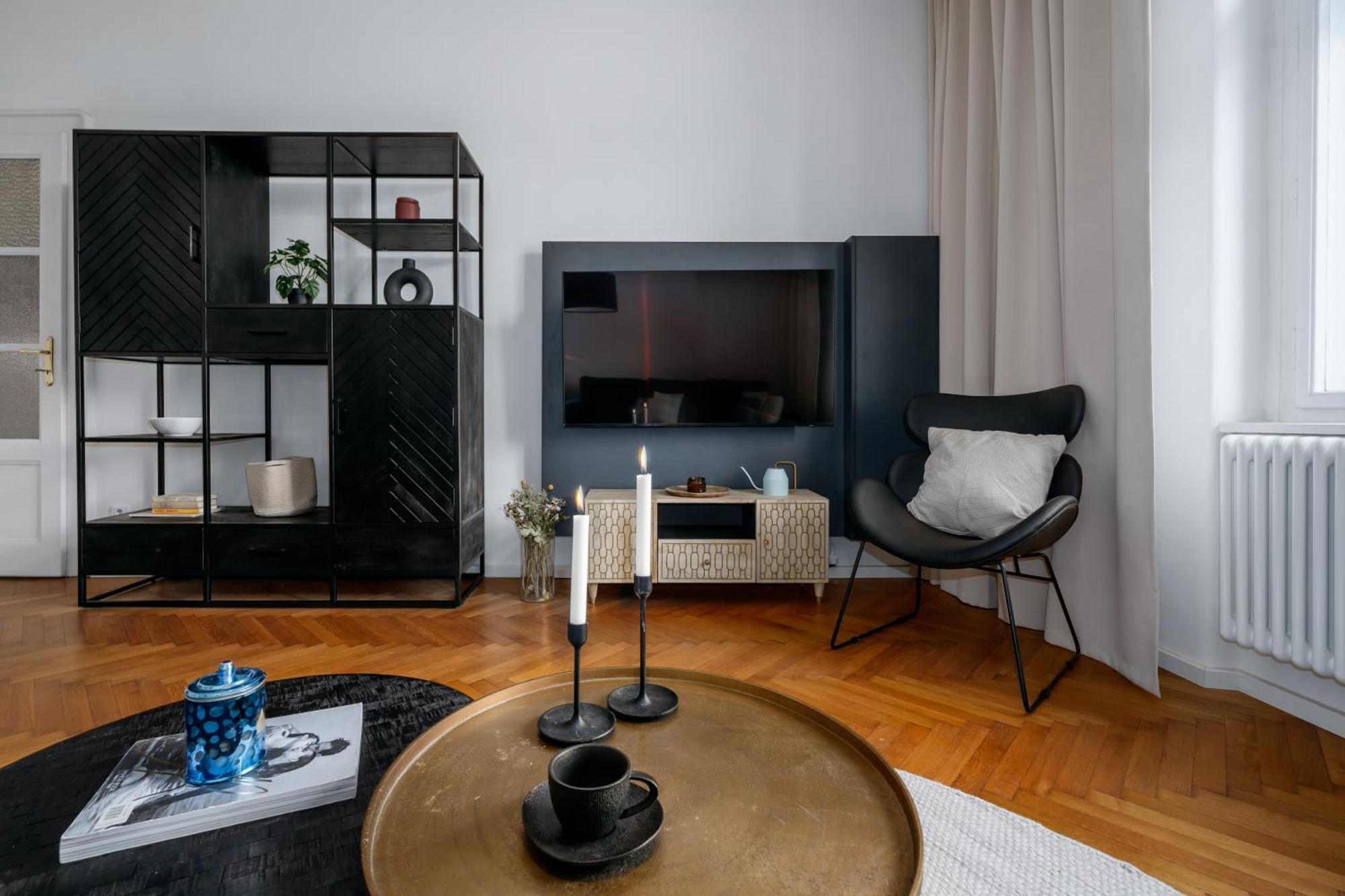 Days - 1bdr - Workspace - Near Castle Apartment Prag