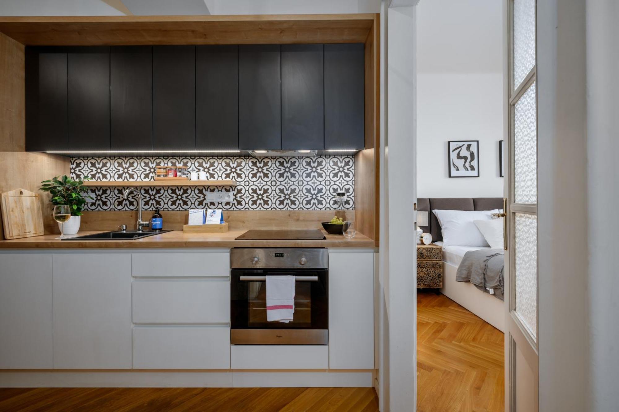 Days - 1bdr - Workspace - Near Castle Apartment Prag